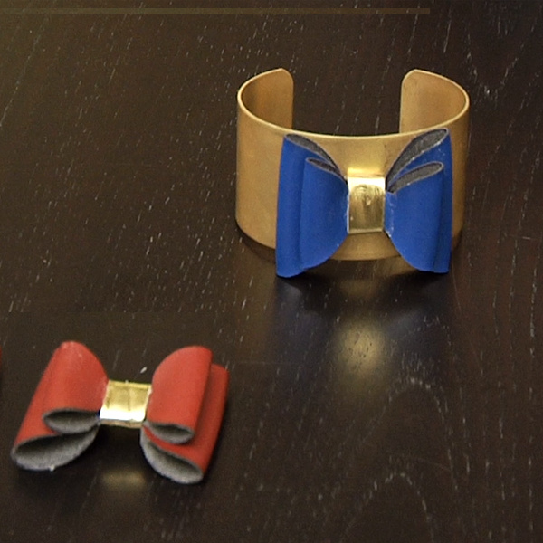 Realizza un bracciale polsino con fiocco in finta pelle