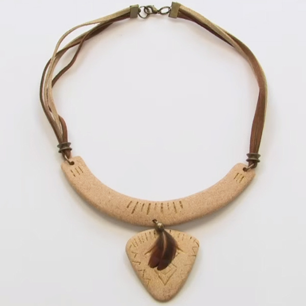 Schema Creare una collana stile etnico in polvere di legno da modellare
