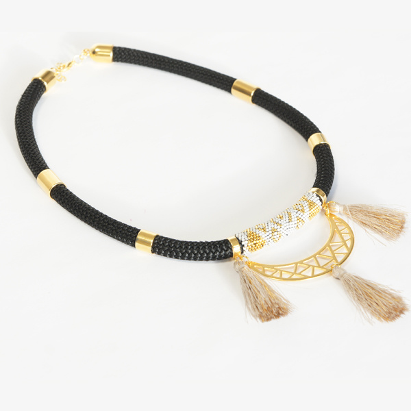 Schema Realizzare una collana DIY in corda con tessitura Peyote con tubi Miyuki Delicas