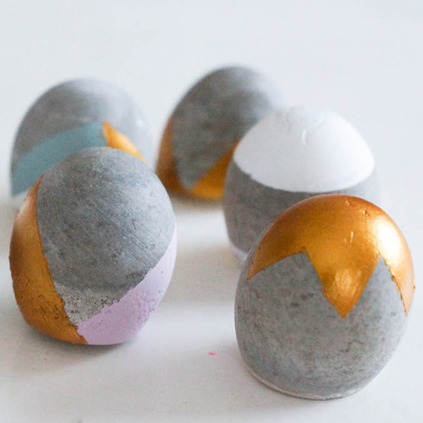 Decorazione uova di Pasqua con calcestruzzo creativo