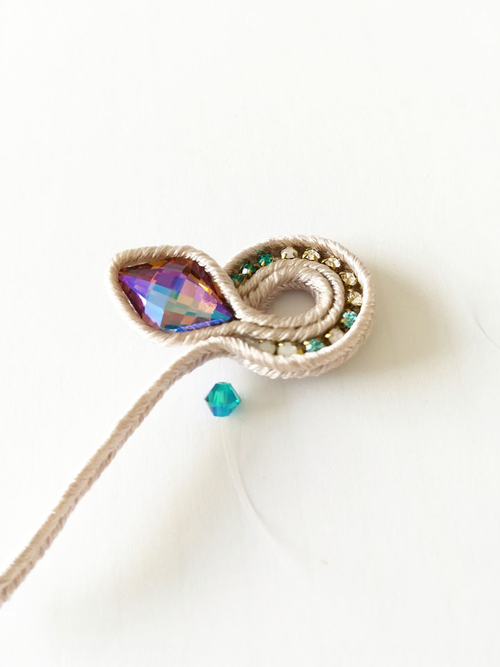 Orecchini Bright Wings in soutache chiaro di luna e cristalli PureCrystal : Tappa 6