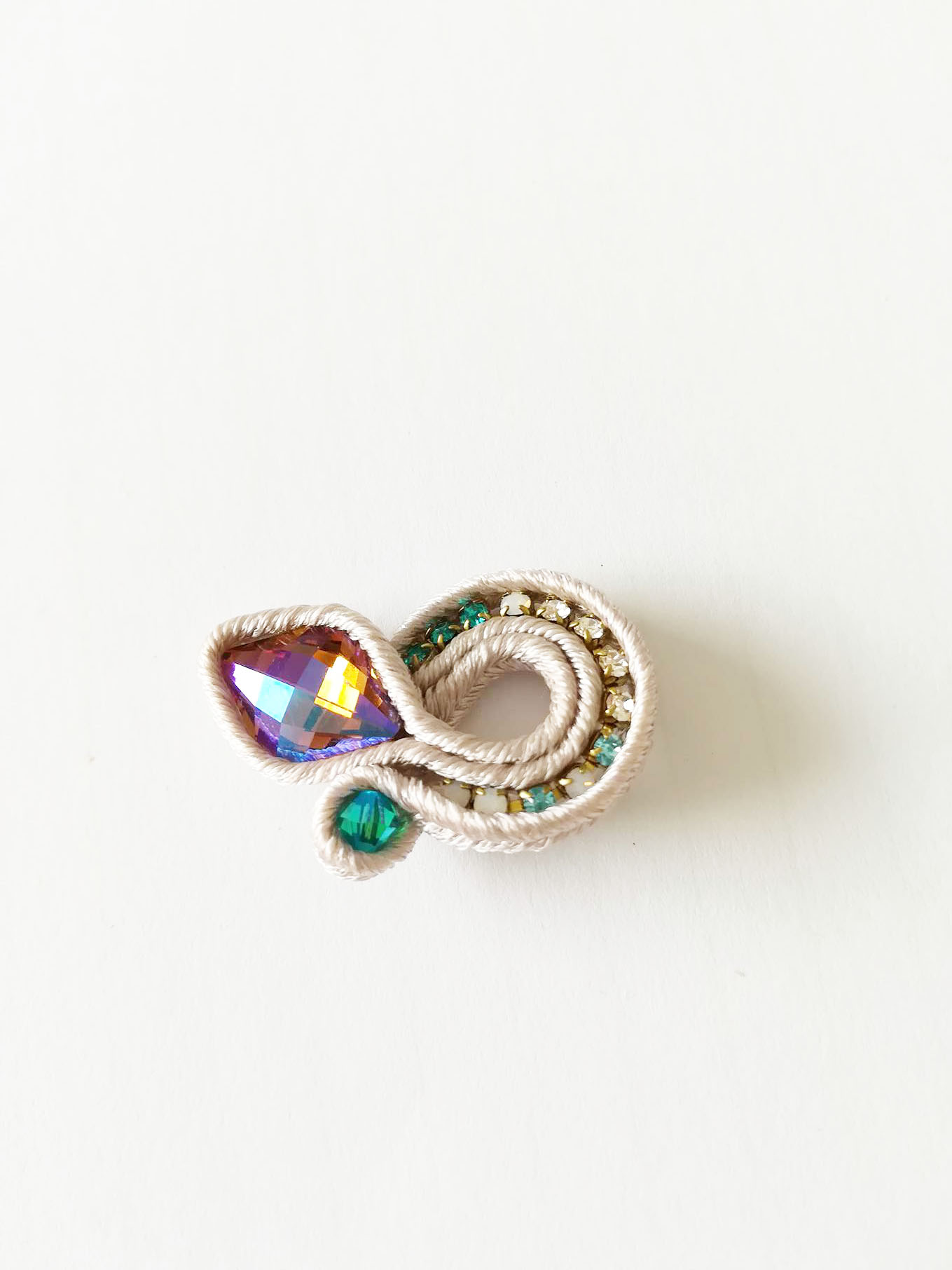 Orecchini Bright Wings in soutache chiaro di luna e cristalli PureCrystal : Tappa 7