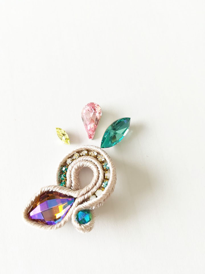 Orecchini Bright Wings in soutache chiaro di luna e cristalli PureCrystal : Tappa 8