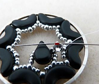 Boucles d'oreilles Sakura avec perles Amos® par Puca® étape 20 Boucles d'oreilles Sakura avec perles Amos® par Puca® étape 20