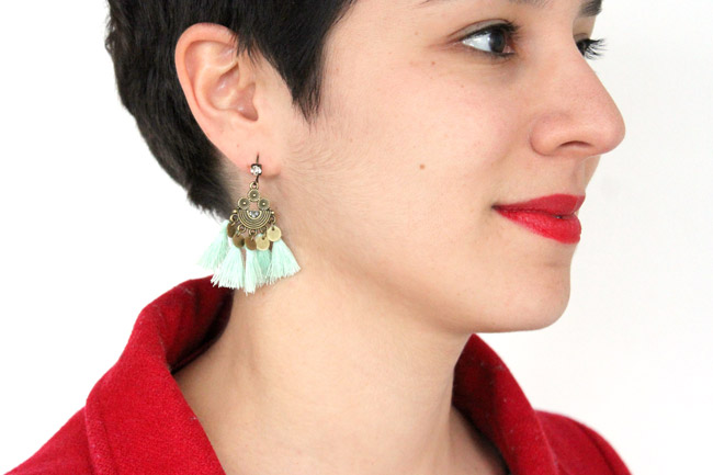 Orecchini in bronzo Mint pompon e paillettes indossati Boucles d'oreilles Bronze Pompons Mint et sequins portées