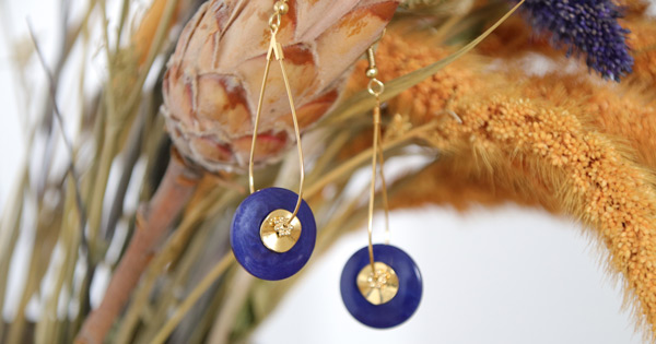 Fai da te: orecchini con semi di tagua blu