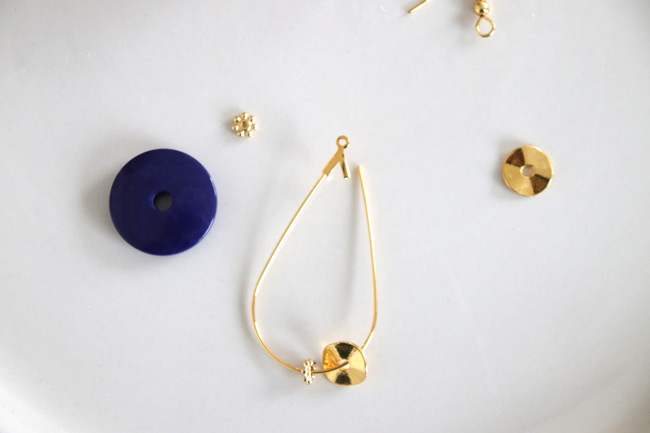 Fai da te: orecchini con semi di tagua blu : Tappa 1
