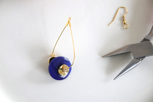 Fai da te: orecchini con semi di tagua blu : Tappa 2