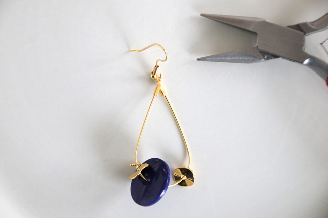 Fai da te: orecchini con semi di tagua blu : Tappa 3