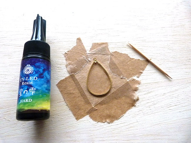 Orecchini in resina UV LED con inclusioni vegetali : Tappa 3