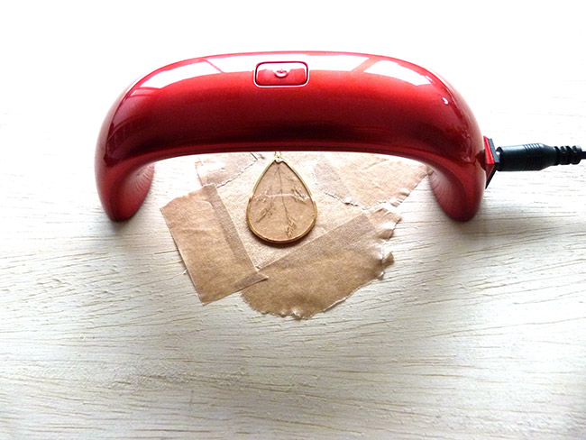 Orecchini in resina UV LED con inclusioni vegetali : Tappa 4