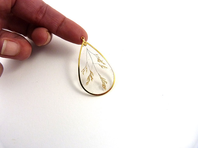 Orecchini in resina UV LED con inclusioni vegetali : Tappa 5