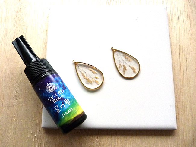 Orecchini in resina UV LED con inclusioni vegetali : Tappa 6