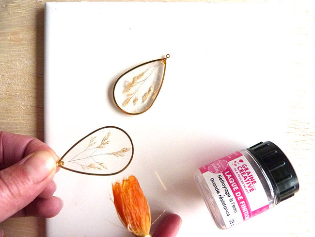 Orecchini in resina UV LED con inclusioni vegetali : Tappa 7