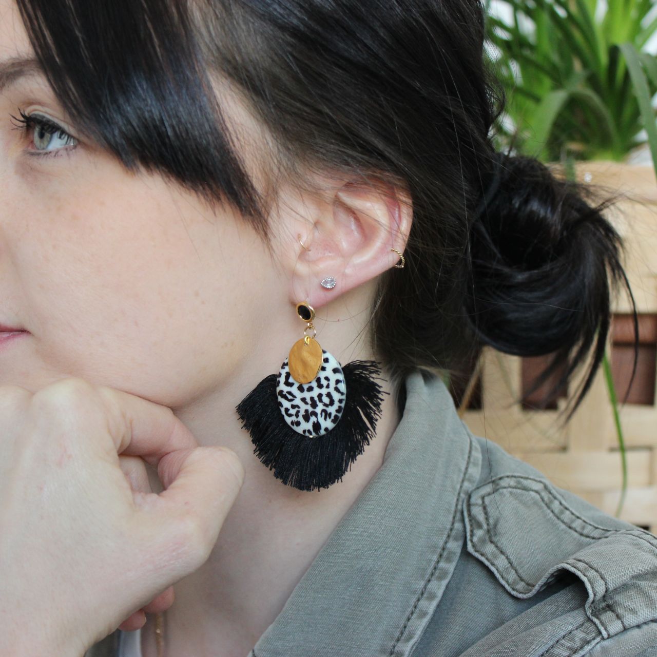 Schema Orecchini con leopardo delle nevi, treccia con frange e paillettes dorate increspate