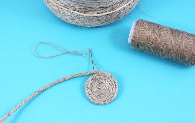 Dischetti per orecchini in filo di lino e pompon neri : Tappa 2