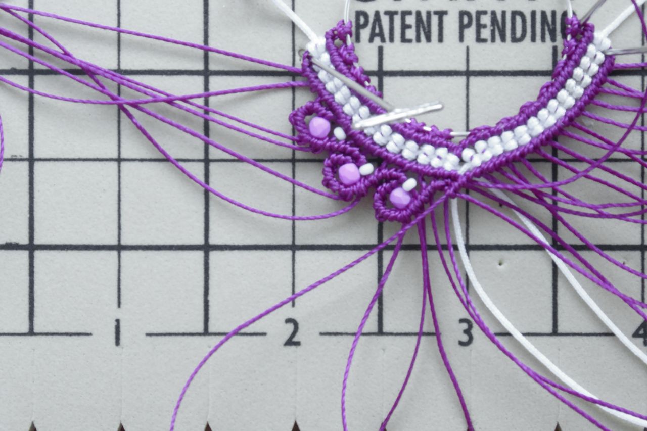 Orecchini in micro-macramè con filo di nylon e gocce di cristallo PureCrystal : Tappa 18