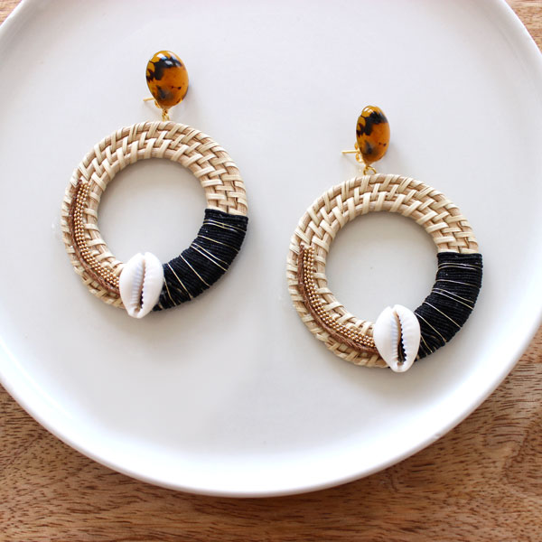 Orecchini in rattan creolo e cabochon con guscio di tartaruga