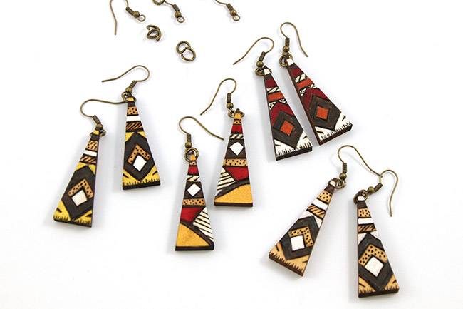 Montage des boucles d'oreilles pyrogravées