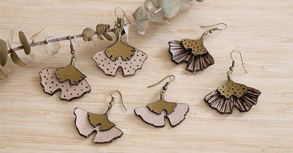 Boucles d'oreilles feuilles de ginkgo en cuir pyrogravé