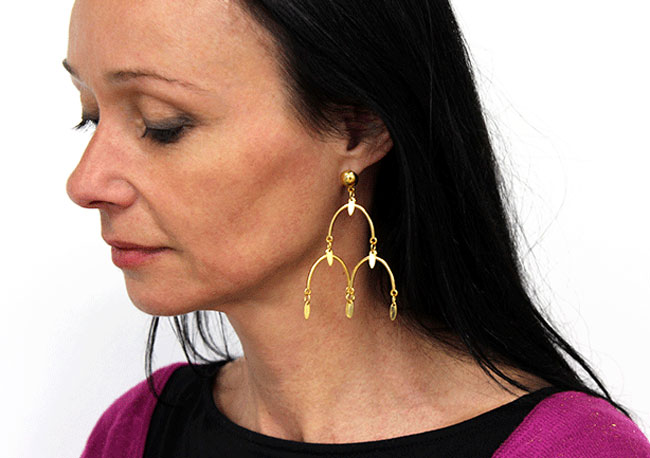 Grandi anelli geometrici indossati Grosses boucles géométriques portées