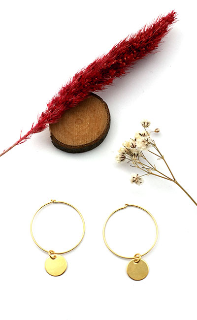 Schema Cerchi eleganti e minimalisti con uno zecchino dorato Schema Cerchi eleganti e minimalisti con uno zecchino dorato