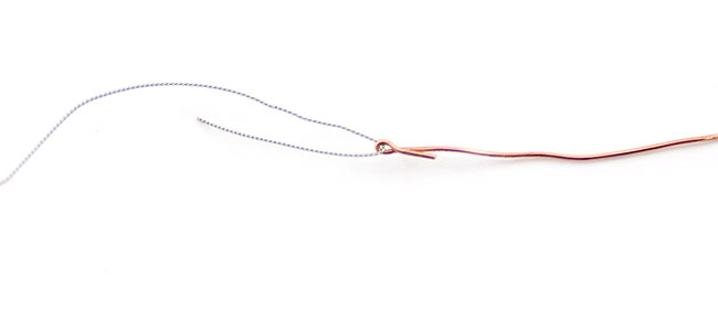 Mezzo bracciale rigido con gemme di ematite blu riempito in oro con ciondolo a forma di stella, figlio di fascino Bracelet demi jonc gold filled perles hématites bleues breloque étoile filante fils