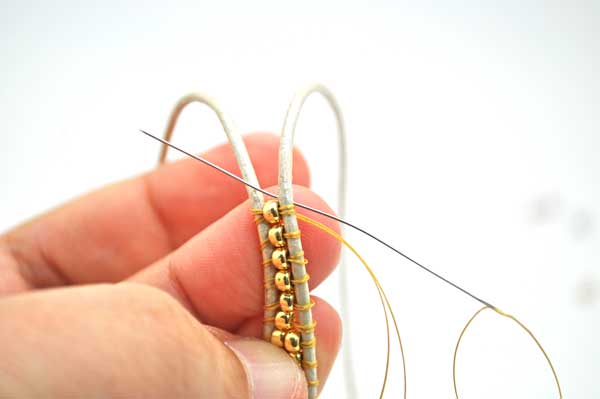 Bracciale avvolgente bianco e oro con perle di Tila, Miyuki Rock e perle PureCrystal Bracelet wrap blanc et doré avec Tila beads, Rocaille Miyuki et nacrées PureCrystal