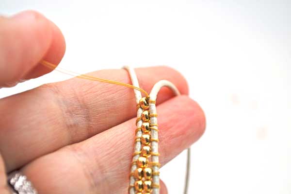 Bracciale avvolgente bianco e oro con perle di Tila, Miyuki Rock e perle PureCrystal Bracelet wrap blanc et doré avec Tila beads, Rocaille Miyuki et nacrées PureCrystal