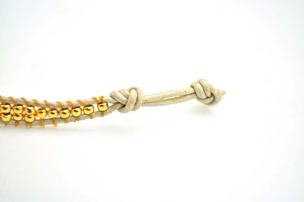 Bracciale avvolgente bianco e oro con perle di Tila, Miyuki Rock e perle PureCrystal Bracelet wrap blanc et doré avec Tila beads, Rocaille Miyuki et nacrées PureCrystal