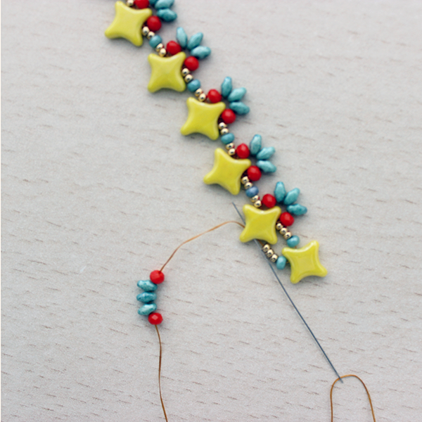 Perles & Co Tutorial che intreccia perle di vetro con ago e roccia