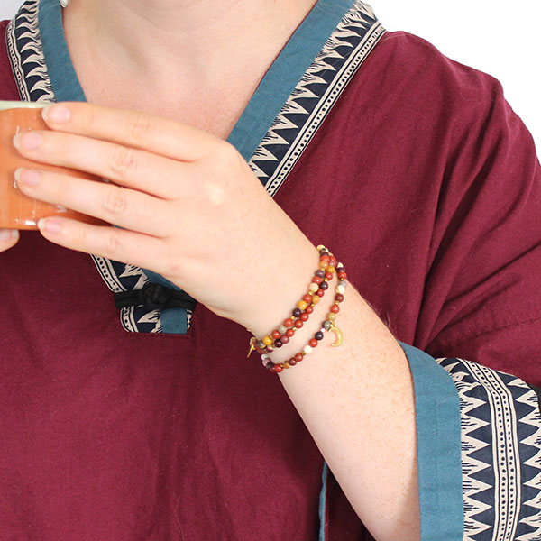 Bracelet multirangs Jaspes rouges moukaïte au poignet