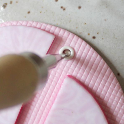 Broche Rose pâte polymère Cernit et plaques de texture Broche Rose pâte polymère Cernit et plaques de texture