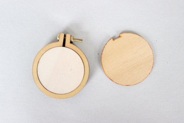 Tamburo mini spilla tutorial fai da te per ricamare con fiori secchi Tutoriel DIY broche mini tambout à broder avec fleurs séchées