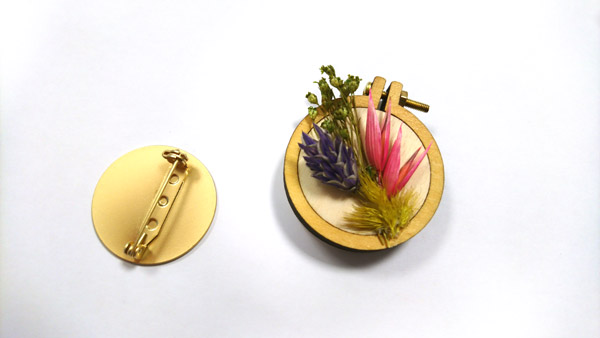 Tamburo mini spilla tutorial fai da te per ricamare con fiori secchi Tutoriel DIY broche mini tambout à broder avec fleurs séchées