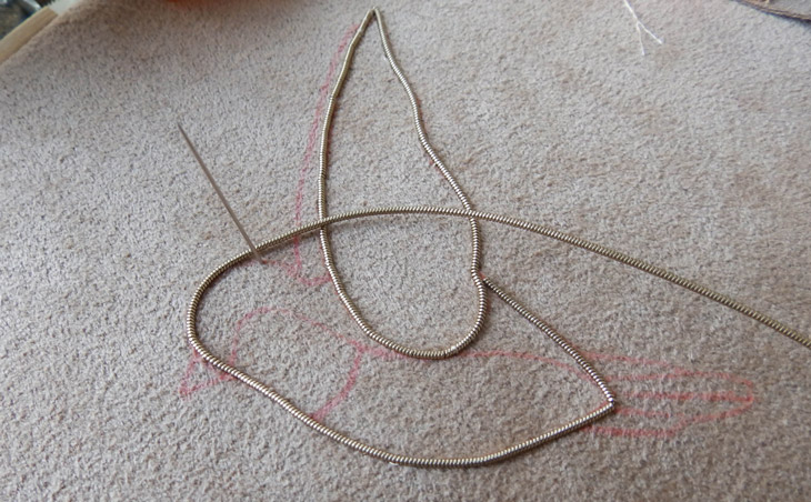 Fai da te Spilla uccello ricamata in oro con cannetille e jaseron di Dame Moustache : Tappa 4