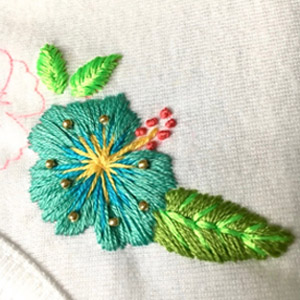 Tutoriel DIY broderie frise Hibiscus sur un col de tee-shirt