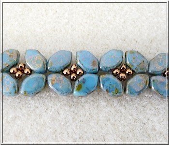 Schéma collier Basile en perle en verre Paros aqua deep gold par Puca