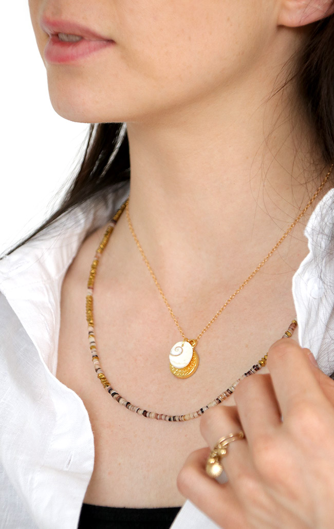 Collana fortunata pendente a conchiglia Heishi Lucie Eye pinterest