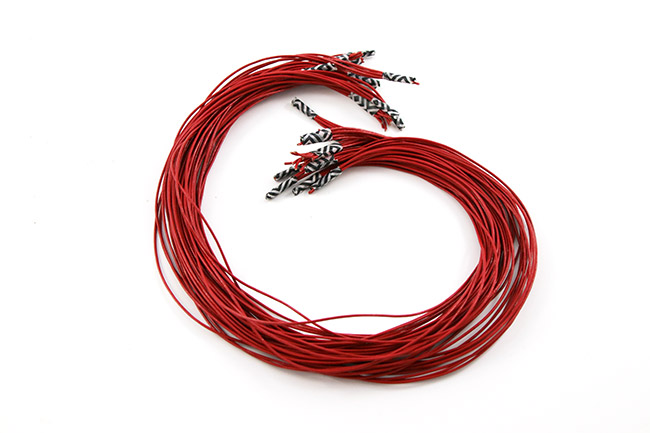 Il colletto in pelle a trefoli riunisce i fili