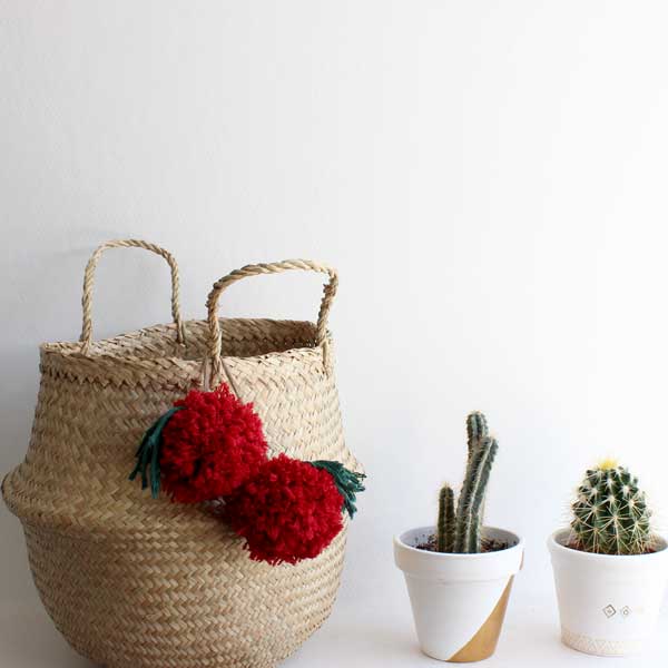 DIY déco pompons cerise pour customiser votre sac ou panier DIY déco pompons cerise pour customiser votre sac ou panier