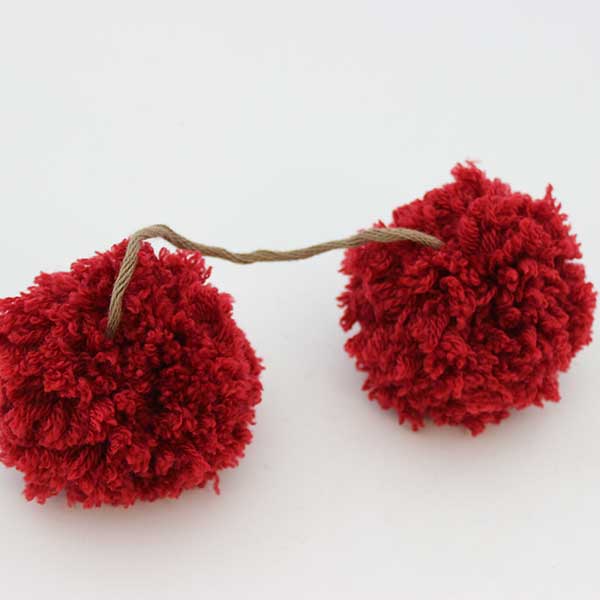 DIY déco pompons cerise pour customiser votre sac ou panier DIY déco pompons cerise pour customiser votre sac ou panier