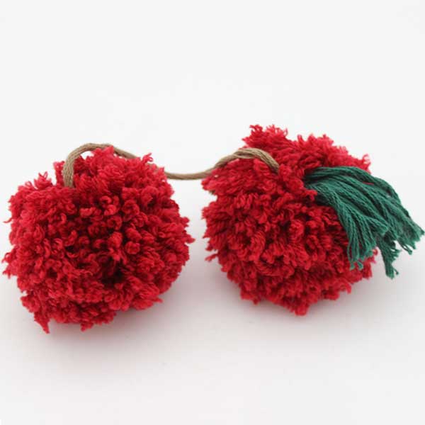 DIY déco pompons cerise pour customiser votre sac ou panier DIY déco pompons cerise pour customiser votre sac ou panier