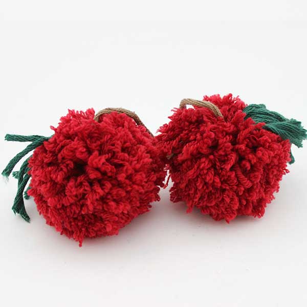 DIY déco pompons cerise pour customiser votre sac ou panier DIY déco pompons cerise pour customiser votre sac ou panier