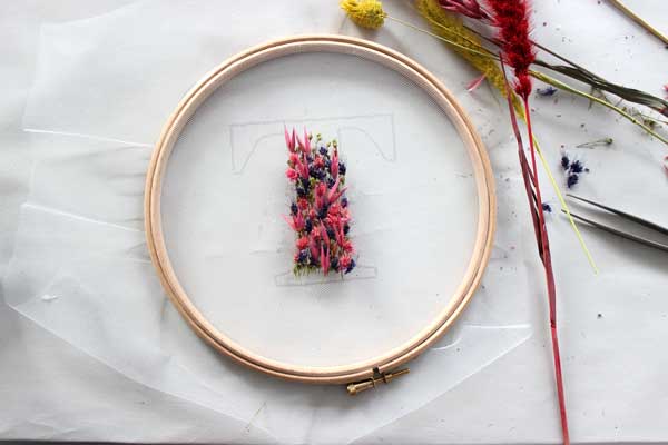 Decorazione fai da te del tamburo da ricamo con fiori secchi : Tappa 3