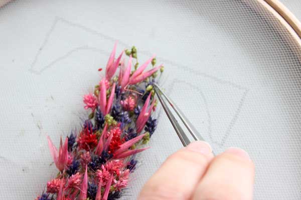 Decorazione fai da te del tamburo da ricamo con fiori secchi : Tappa 4