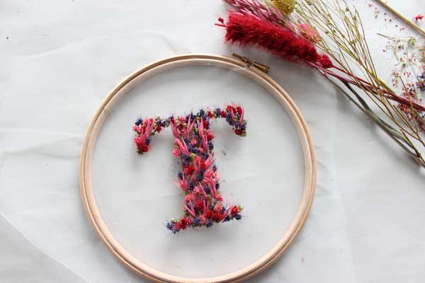 Decorazione fai da te del tamburo da ricamo con fiori secchi : Tappa 5