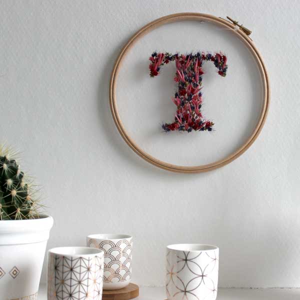 Schema Decorazione fai da te del tamburo da ricamo con fiori secchi