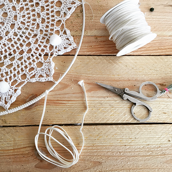 Acchiappasogni facile fai da te, centrino all'uncinetto con frange di pizzo e jersey : Tappa 5 Acchiappasogni facile fai da te, centrino all'uncinetto con frange di pizzo e jersey : Tappa 5