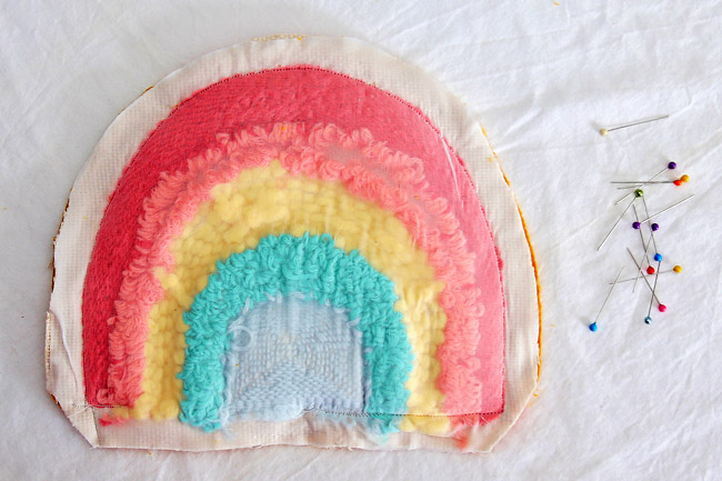 Cuscino arcobaleno fai da te con ago da punzonatura : Tappa 13